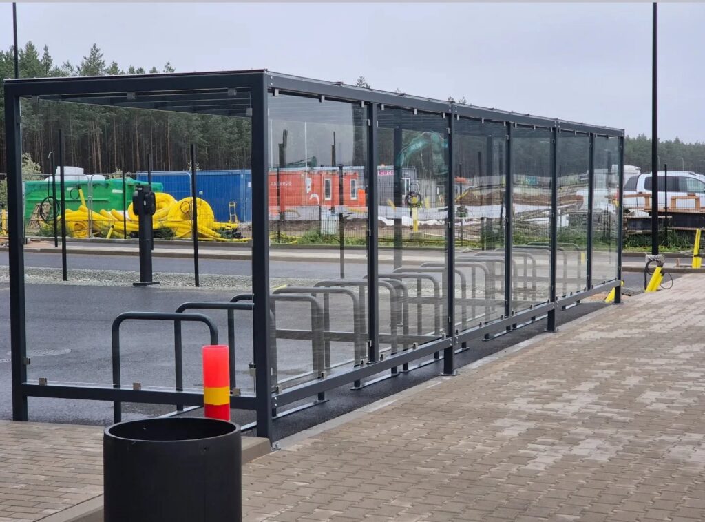 Rattavarjualune ja U kaarega rattahoidjad (Tallinna Lennujaam)