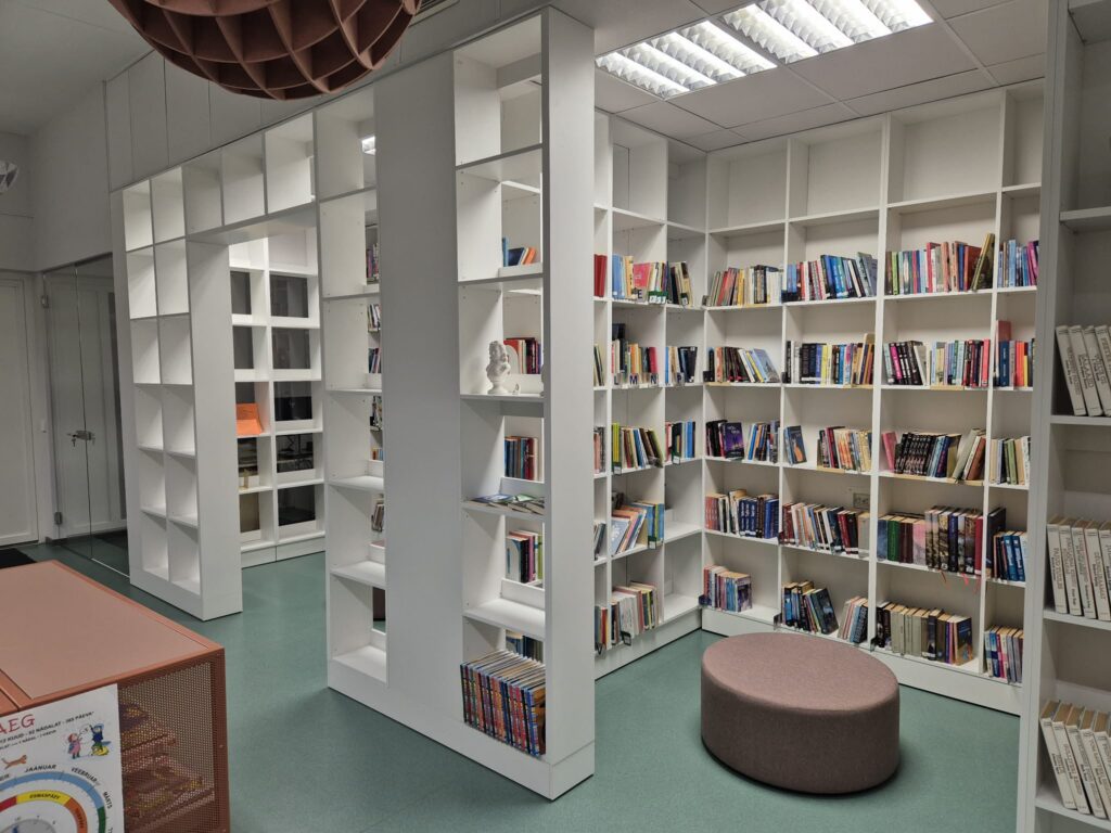 Tõrva raamatukogu sai hiljuti värske ilme ning meil oli rõõm anda sellesse muutusesse oma panus. Valmistasime ja paigaldasime kogu ruumi uue mööbli, lähtudes ar