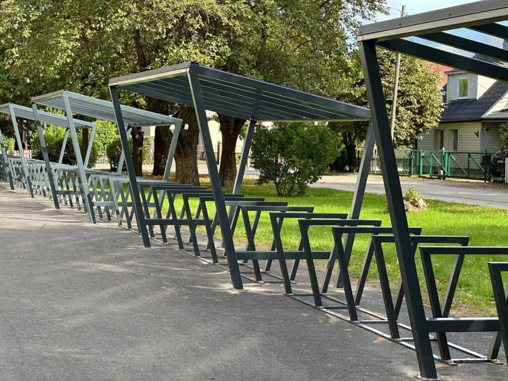 Jalgrattahoidjad ja varjualused. Tartu, Tamme kool
